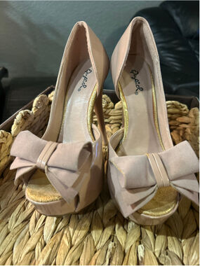 Women's Qupid Beige Gold Bow Platform Heels Size 6.5